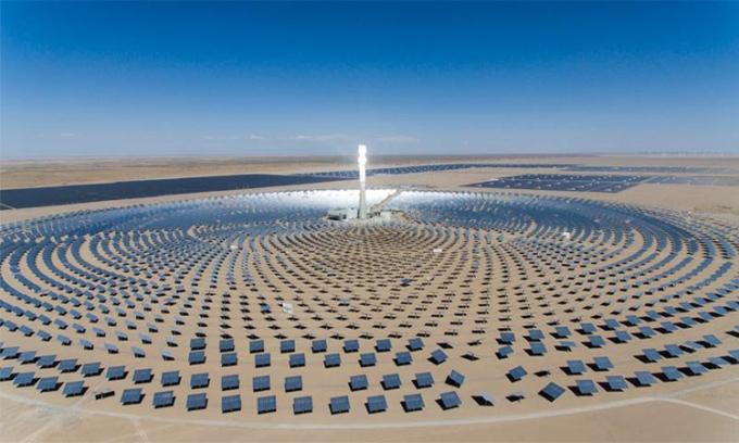 Nhà máy nhiệt điện mặt trời khổng lồ trên sa mạc