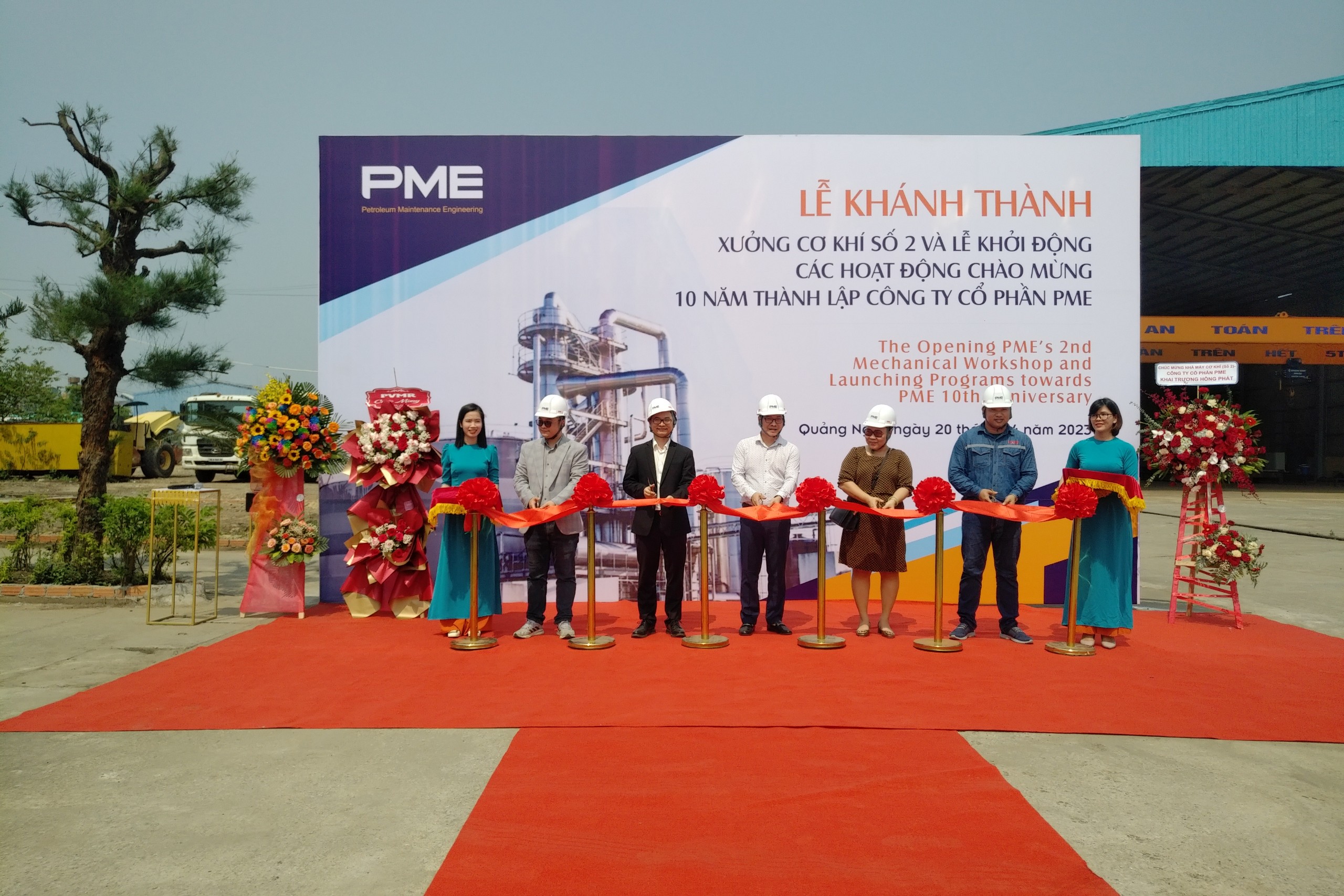 Đại diện Ban lãnh đạo Công ty dự lễ cắt băng khánh thành